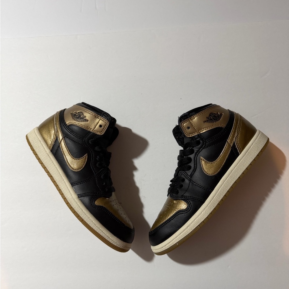 Air Jordan 1 Retro High OG Black Metallic Gold Size 3y